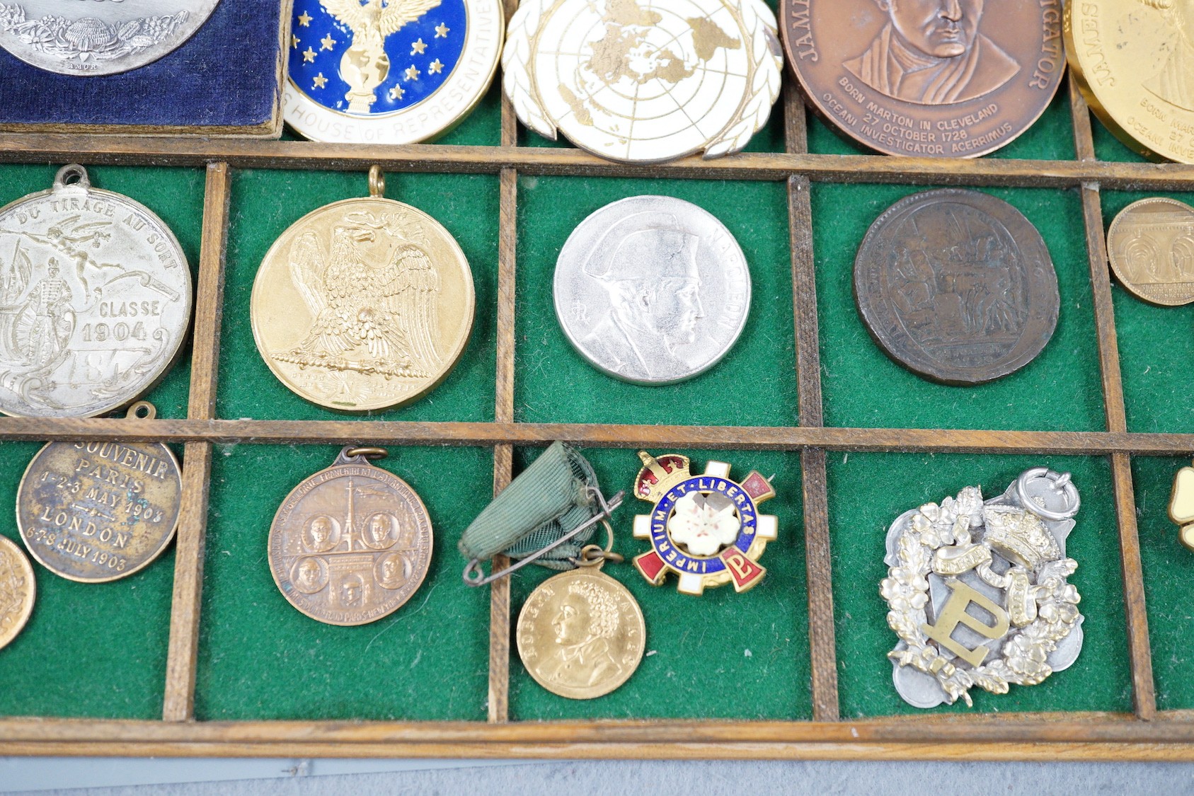 British, French, Australian commemorative medals and badges, to include Nelson, Admiral Vernon, Napoleon, Credit Lyonnaise, French Republic 5 sols 1792, Australia’s 150th anniversary celebrations 1938, Primrose League et